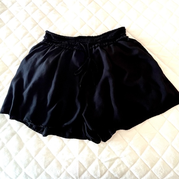 Wilfred Aritzia Elastic Waist Flowy Shorts - Picture 2 of 8